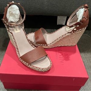 VALENTINO ROCKSTUD DOUBLE WEDGE SANDAL IN GRAINY CALFSKIN 95MM